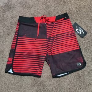 NWT Oakley Board Shorts Swim Trunks Mens‎ 30 Red Black Brand New with Tags